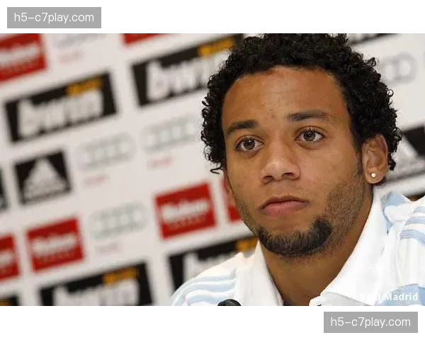 前皇马队长马塞洛现身巴尔德贝巴斯训练基地,观看球队训练 前皇马队长马塞洛现身巴尔德贝巴斯训练基地,观看球队训练