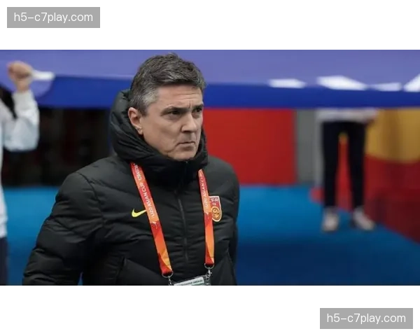 镜头捕捉：柏林联教练组场边激烈讨论，手持平板电脑实时分析对手压迫阵型弱点