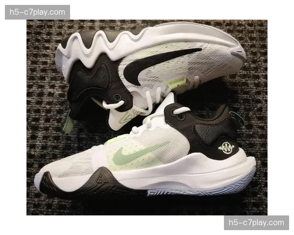 耐克发布新一代智能篮球鞋,内置传感器可实时采集球员跑动与发力数据 耐克发布新一代智能篮球鞋,内置传感器可实时采集球员跑动与发力数据